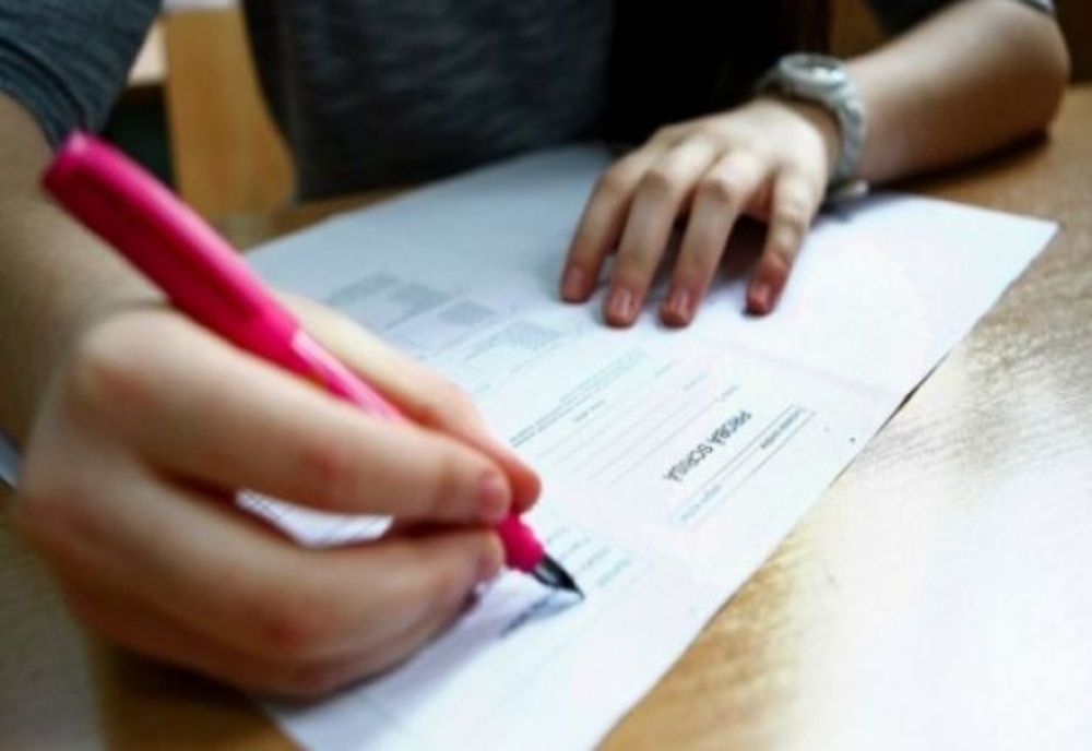 Trei prahoveni eliminați din examenul de Bacalaureat după ce au fost prinși încercând să copieze