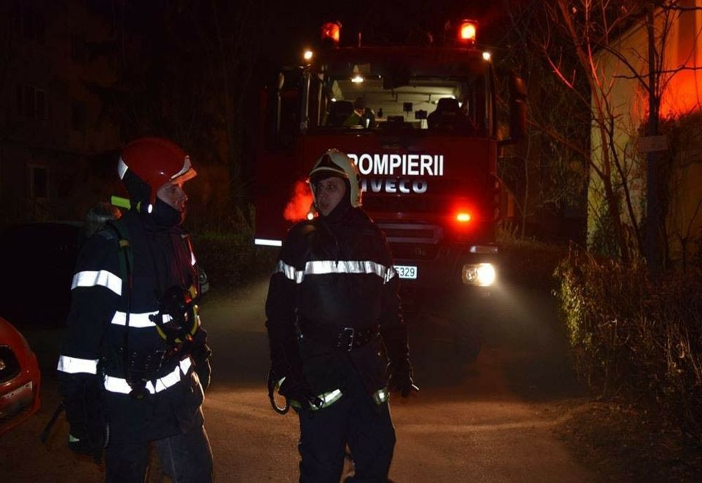 Două persoane au ajuns la spital în urma unui incendiu izbucnit în Bușteni
