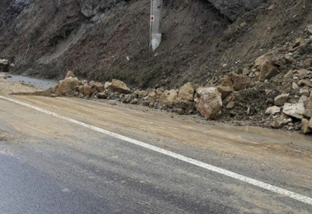 Avertisment pentru turişti. Căderile de stânci pe Transbucegi afectează circulaţia 