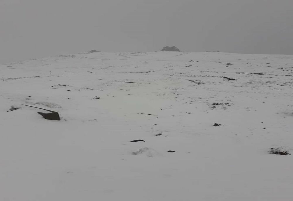 Ninge în Munții Bucegi. Zăpadă  în iunie la Refugiul Salvamont din Bușteni - FOTO, VIDEO