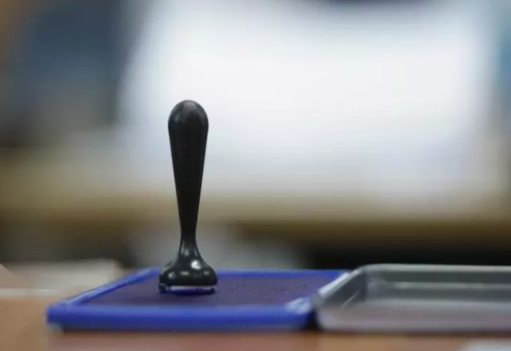 Un fost primar dintr-o localitate din Prahova, condamnat definitiv pentru pornografie infantilă, candidează din nou pentru această funcție