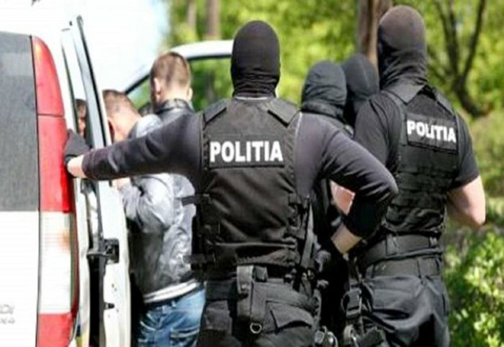 Polițiștii au reținut șase persoane din Prahova, în cazul fetei sechestrate de două femei și forțate să întrețină relații sexuale cu mai mulți indivizi