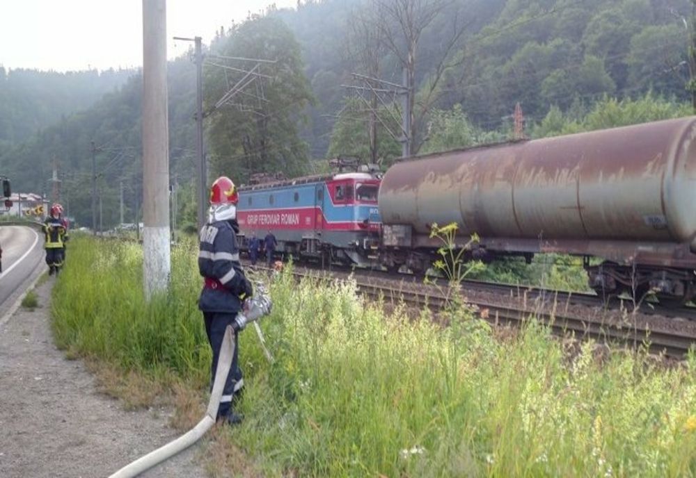 O cisternă feroviară cu peste 50 de tone de benzină a luat foc, între Azuga și Predeal. Trafic blocat   