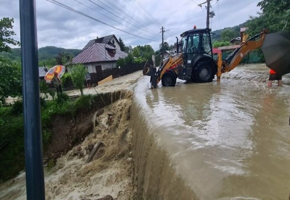 Ploile au făcut prăpăd în Prahova. Locuințe, pensiuni și restaurante, inundate