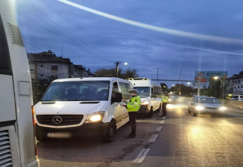 Razie la Bărcănești. Polițiștii verifică respectarea purtării măștii în microbuze 