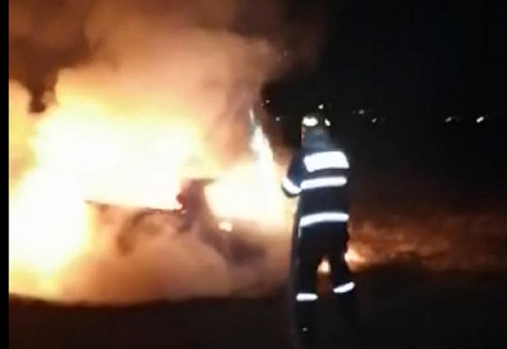 Autoturism cuprins de flăcări, la Urlați