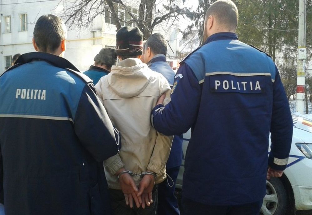 Hoți de fier vechi, reținuți de Poliție. Au dat spargerea la o fermă abandonată din Bucov
