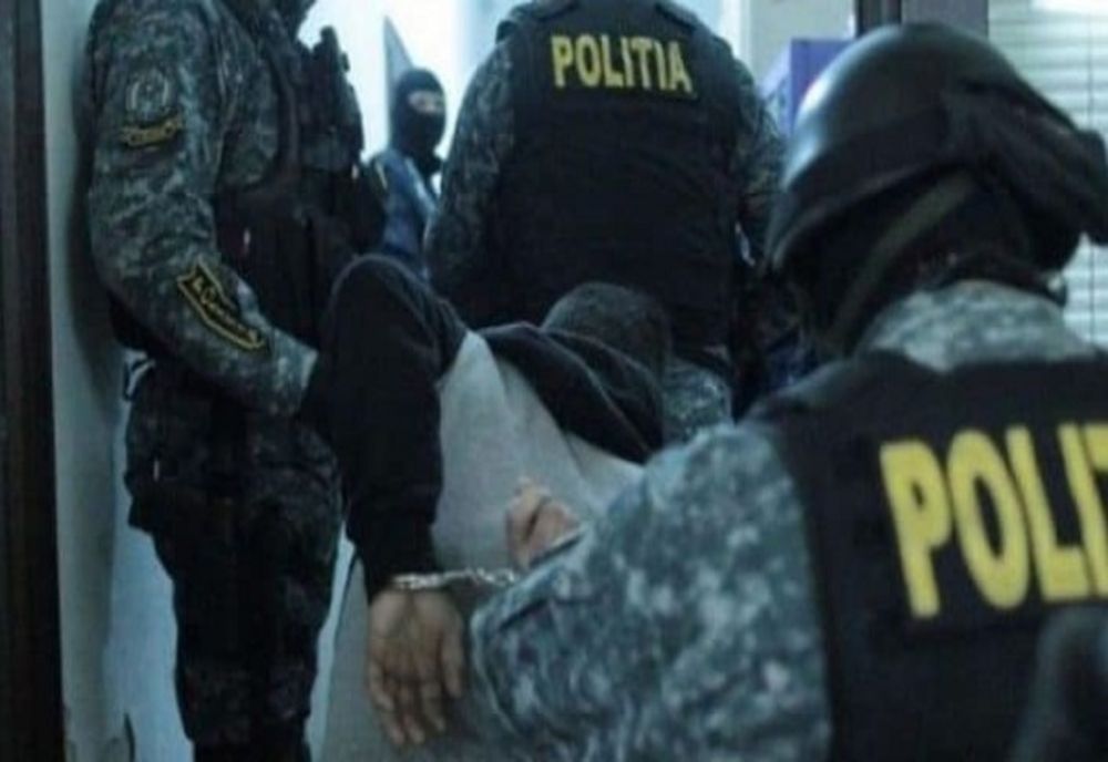 Trei bărbați reținuți pentru proxenetism în urma unor percheziții în Prahova și Galați
