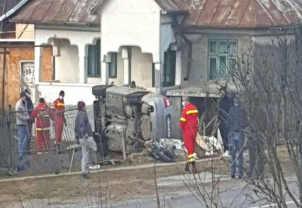 Accident pe  DN1A.  O maşină s-a răsturnat şi a ajuns într-o curte