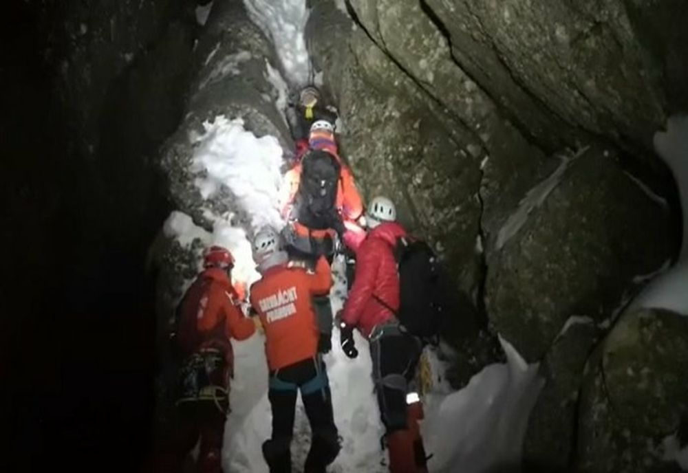 Intervenție pentru recuperarea unei turiste care a alunecat 200 de metri în Bucegi, în zona Coștila-Galbinele