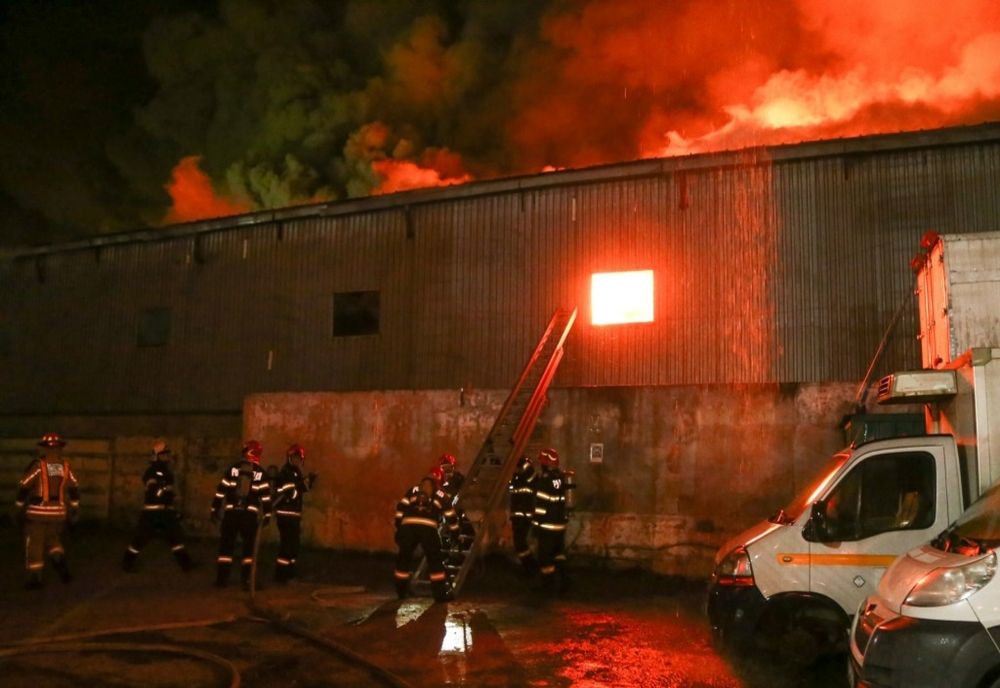Incendiul de la Mizil nu a fost lichidat! Plafonul unei hale s-a prăbușit