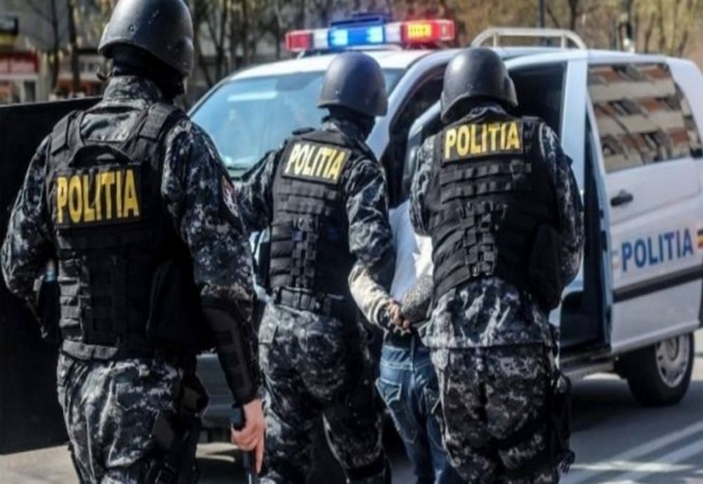Opt percheziţii în mai multe judeţe. Reţea de proxeneţi destructurată