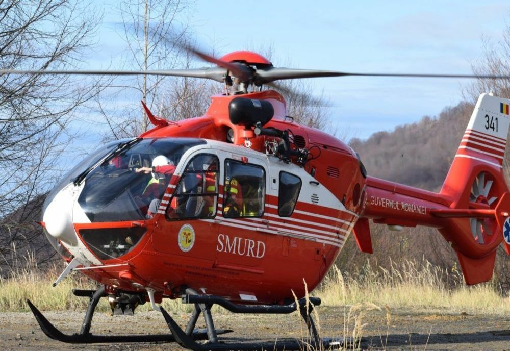 Accident la Vâlcănești! Un autoturism a intrat într-un copac