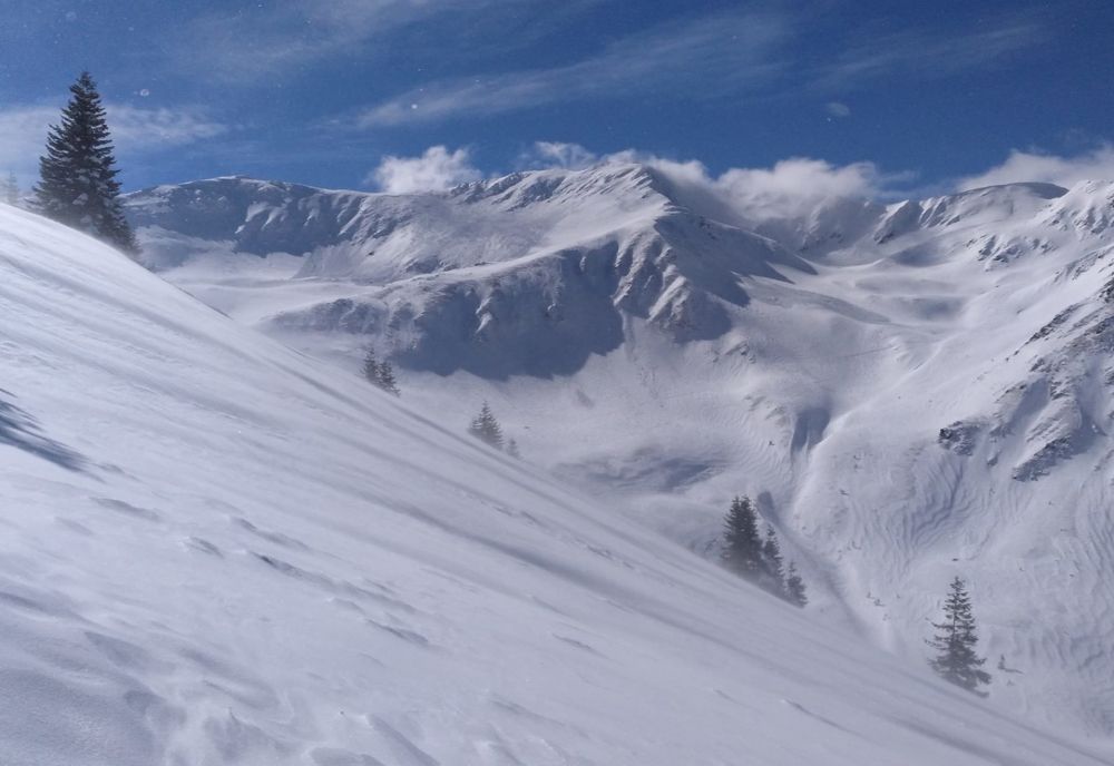 Risc însemnat de avalanșe în Bucegi. Temperaturi de 20 de grade la Ploiești 