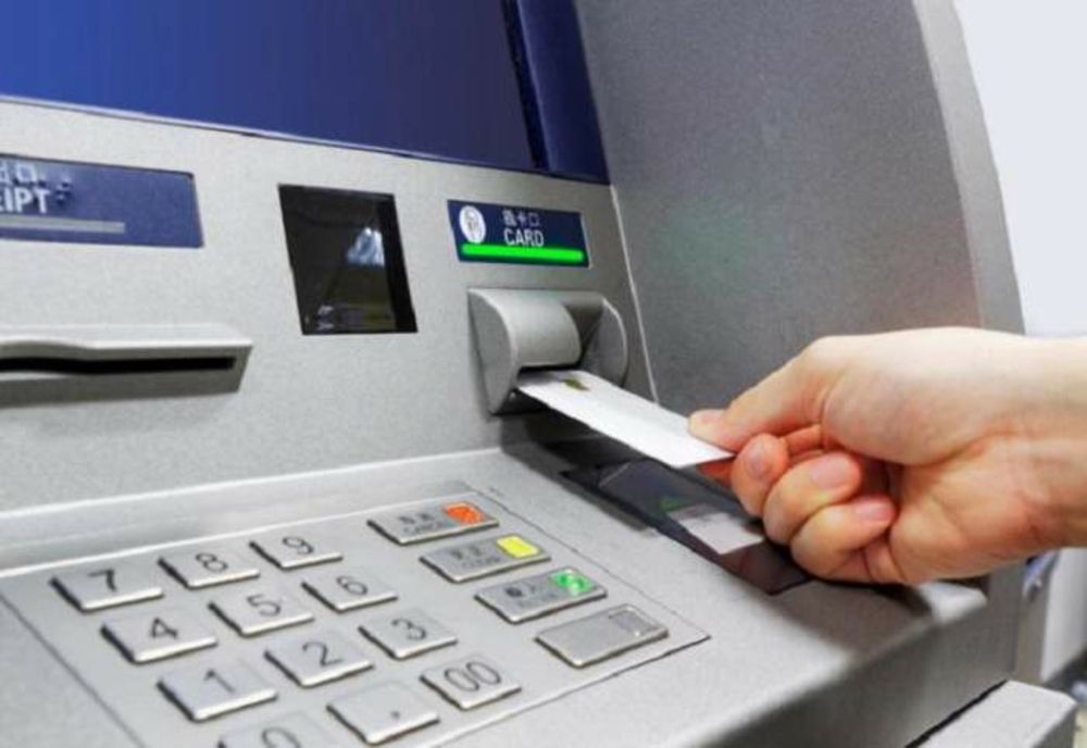 Bărbatul care folosea metoda Cash Trapping pentru a fura bani din bancomatele din Prahova și Dâmbovița a fost arestat