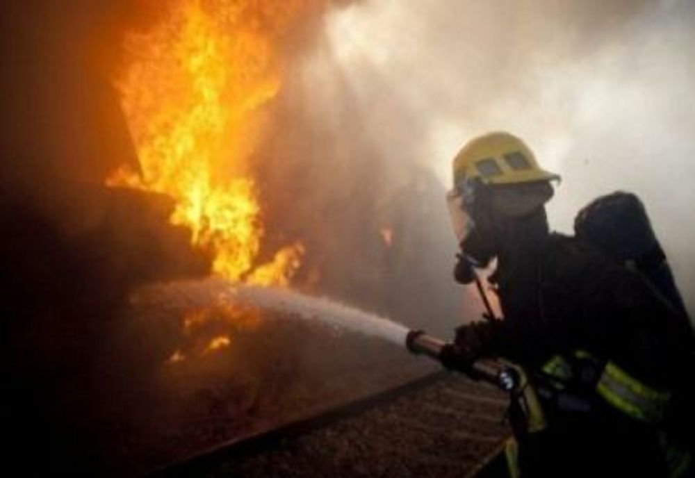 Incendiu într-un apartament din zona Pieței Centrale din Câmpina. Opt persoane, inclusiv un copil, au fost evacuate