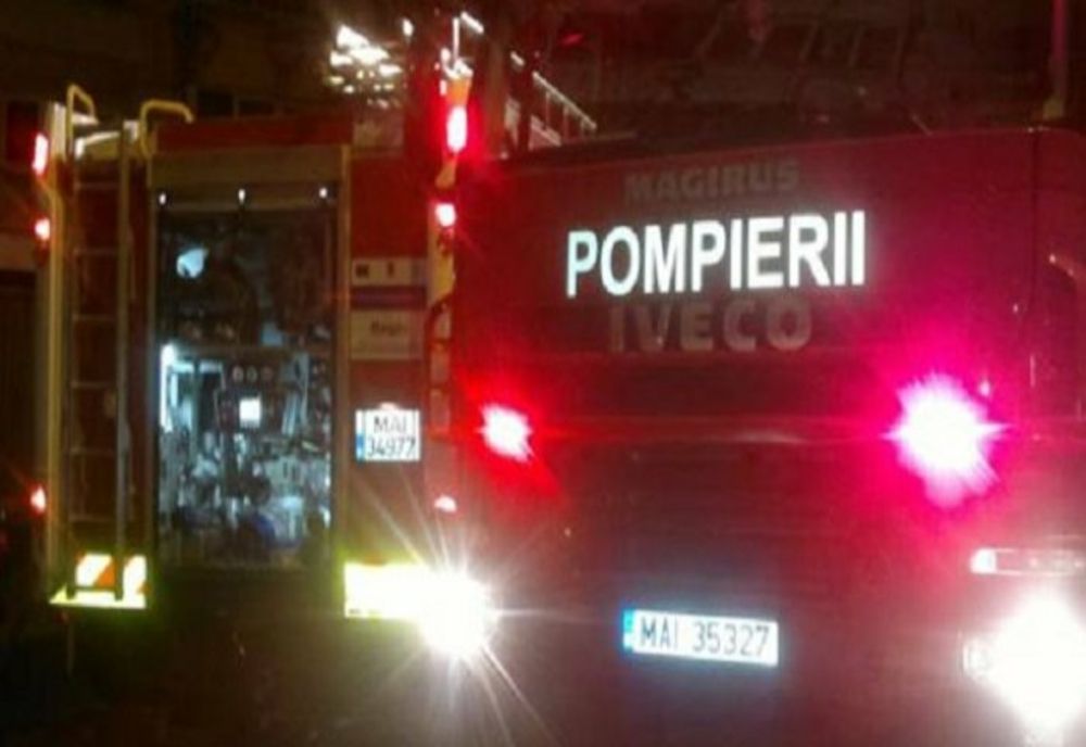 Locuinţă cuprinsă de flăcări, în Prahova. Patru autospeciale de stingere cu apă şi spumă, mobilizate la faţa locului
