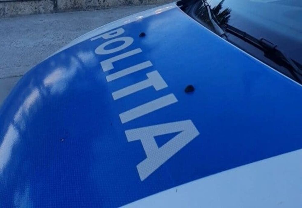 Trafic oprit pe DJ 100B, în județul Prahova: Un TIR a rămas blocat pe șosea