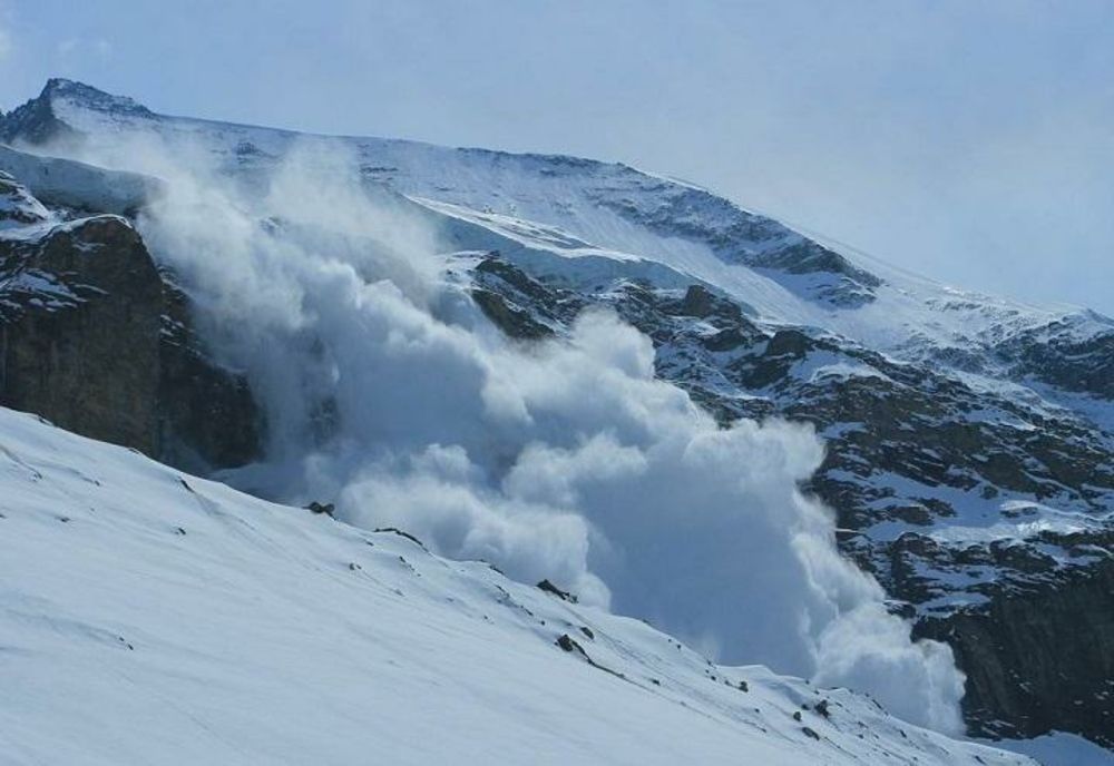 Risc mare de avalanșe în Bucegi. Cod galben de ninsori abundente în zona de munte din Prahova