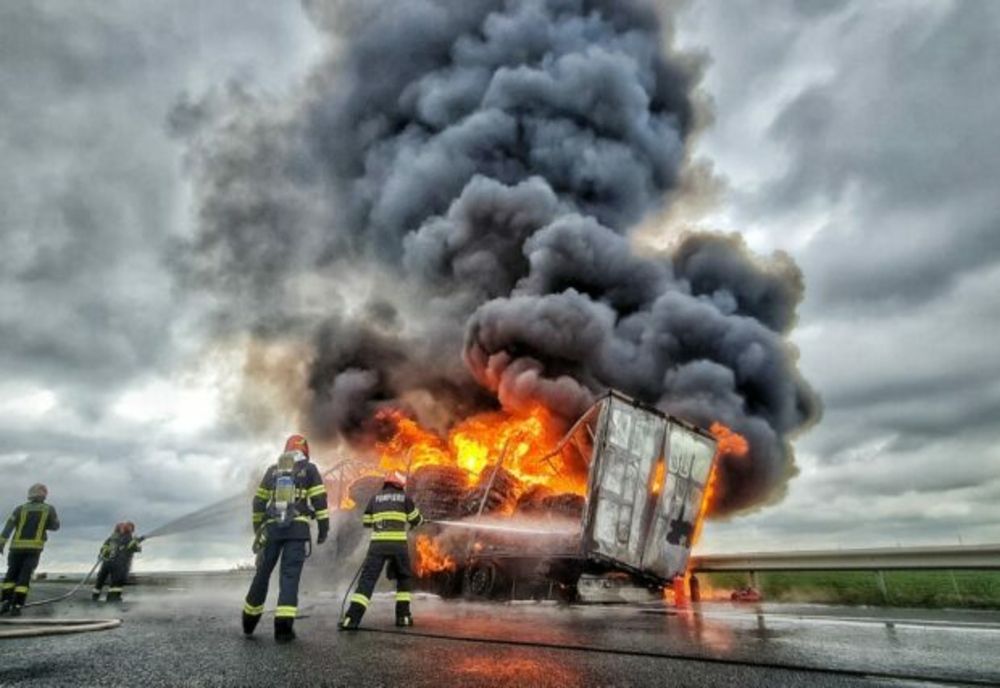Circulaţie întreruptă pe Autostrada A3 Bucureşti-Ploieşti, în urma unui incediu la un autocamion