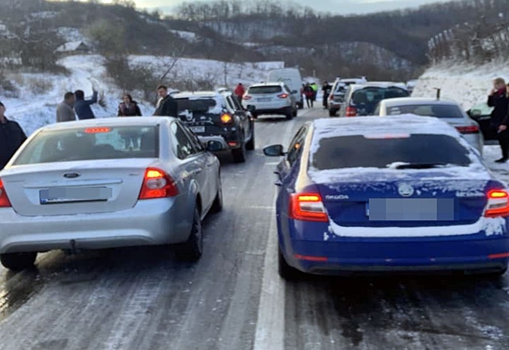 Accidente în lanț din cauza poleiului. 15 mașini au fost implicate în Prahova și 6 în Constanța 