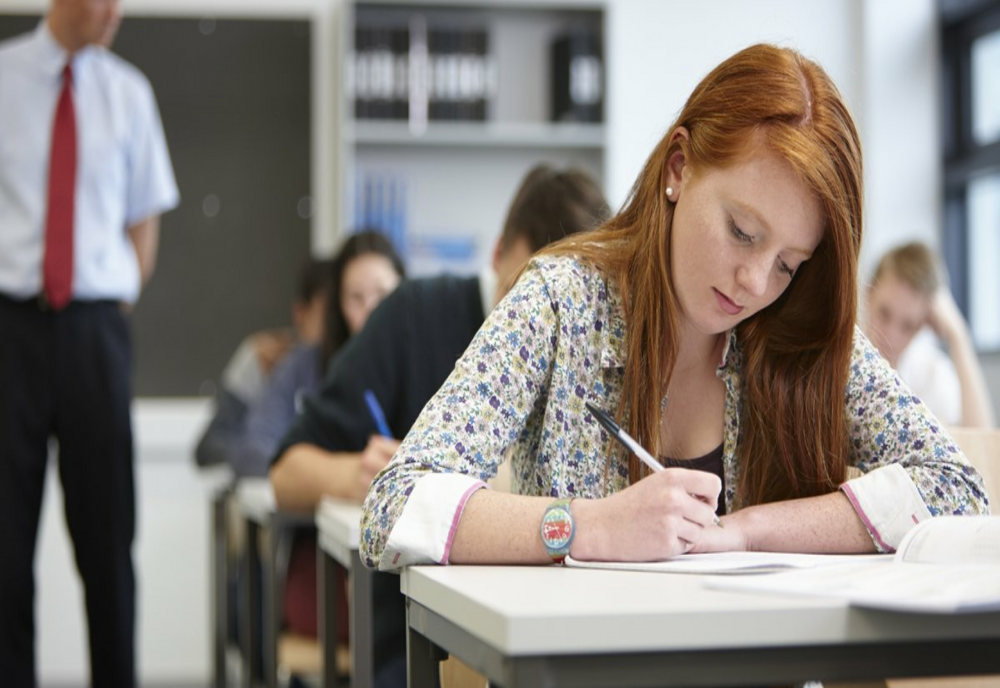 Elevii claselor terminale de liceu vor susţine luni prima probă a simulării examenului de Bacalaureat