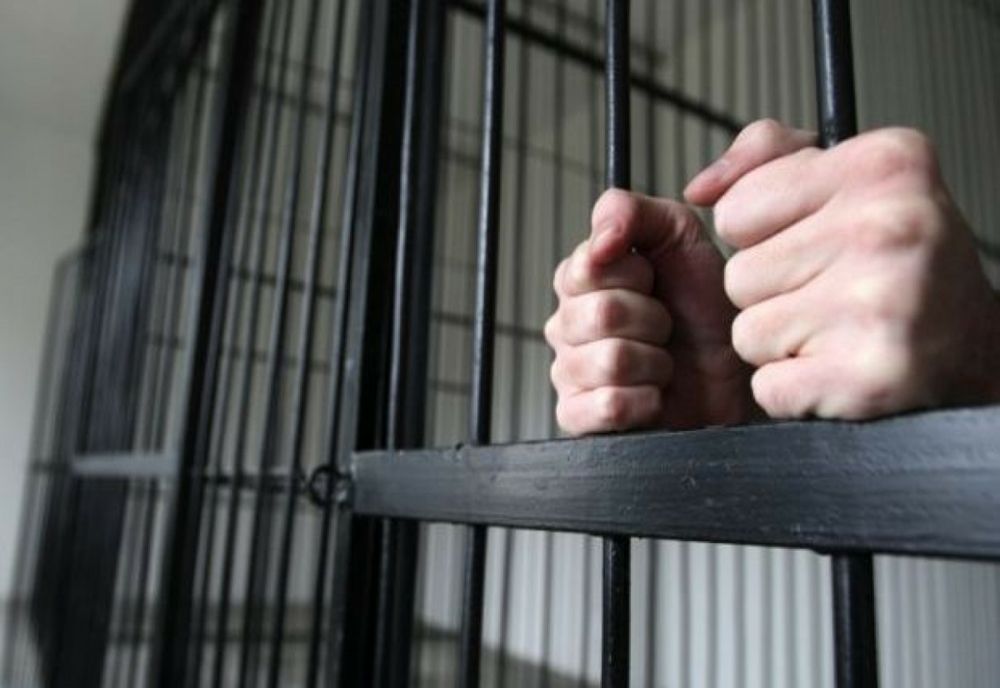 Un ploieștean care avea patru mandate de arestare pe numele său a fost săltat de pe stradă de polițiștii prahoveni