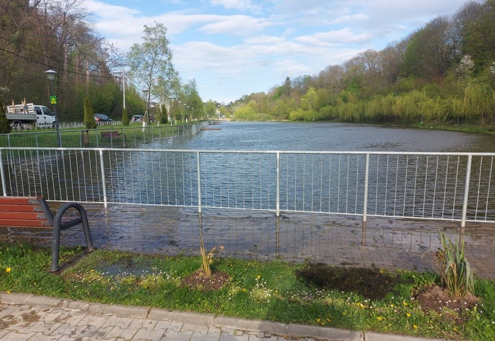 Pericol de inundații în Câmpina. Pompierii intervin pentru reducerea cotelor lacului din oraș