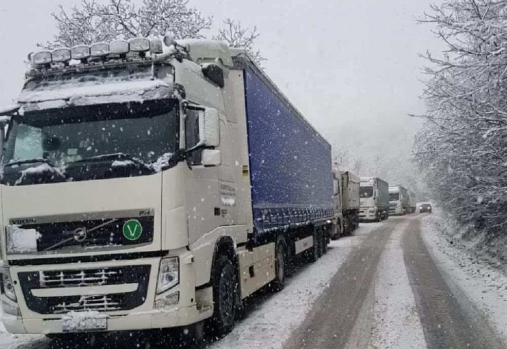 Mai multe TIR-uri au rămas blocate pe DN1, la Timișul de Sus, din cauza zăpezii. Trafic alternativ spre Ploiești