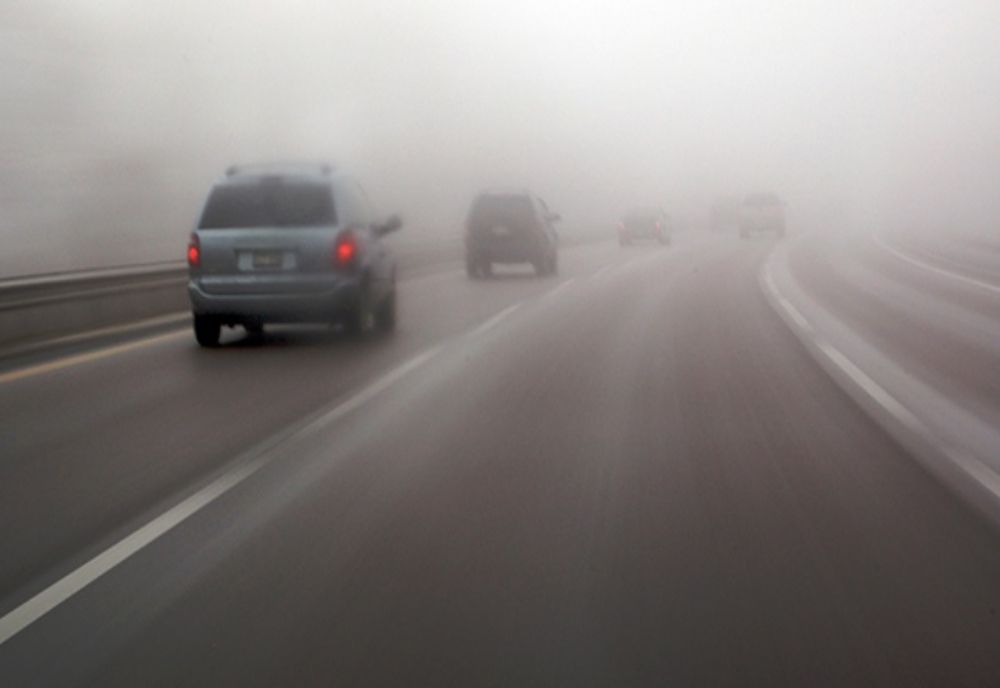 INFOTRAFIC: SE CIRCULĂ ÎN CONDIȚII DE CEAȚĂ PE MAI MULTE ARTERE RUTIERE DIN ȚARĂ