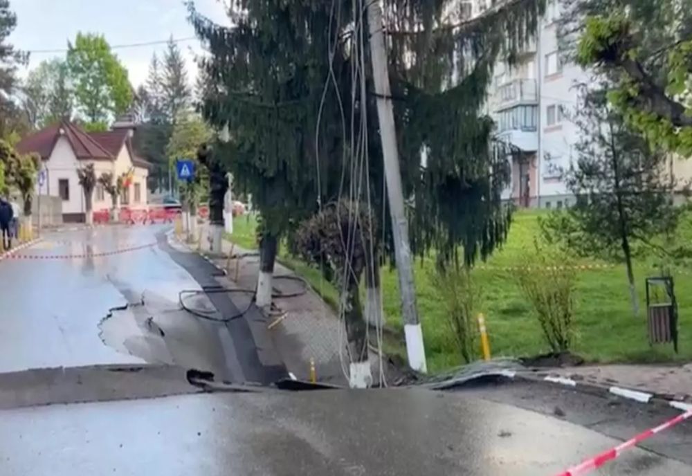 Stradă surpată la Slănic: persoanele evacuate se pot întoarce la casele lor