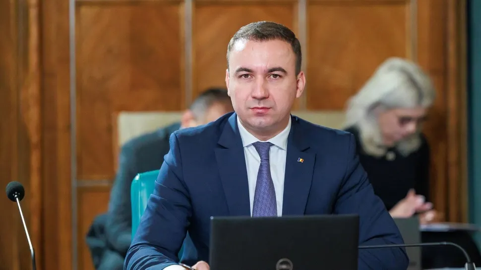 Motorina scade sub pragul psihologic de 10 lei. Bogdan Ivan atacă Guvernul: „Cum am ajuns iar aici?”