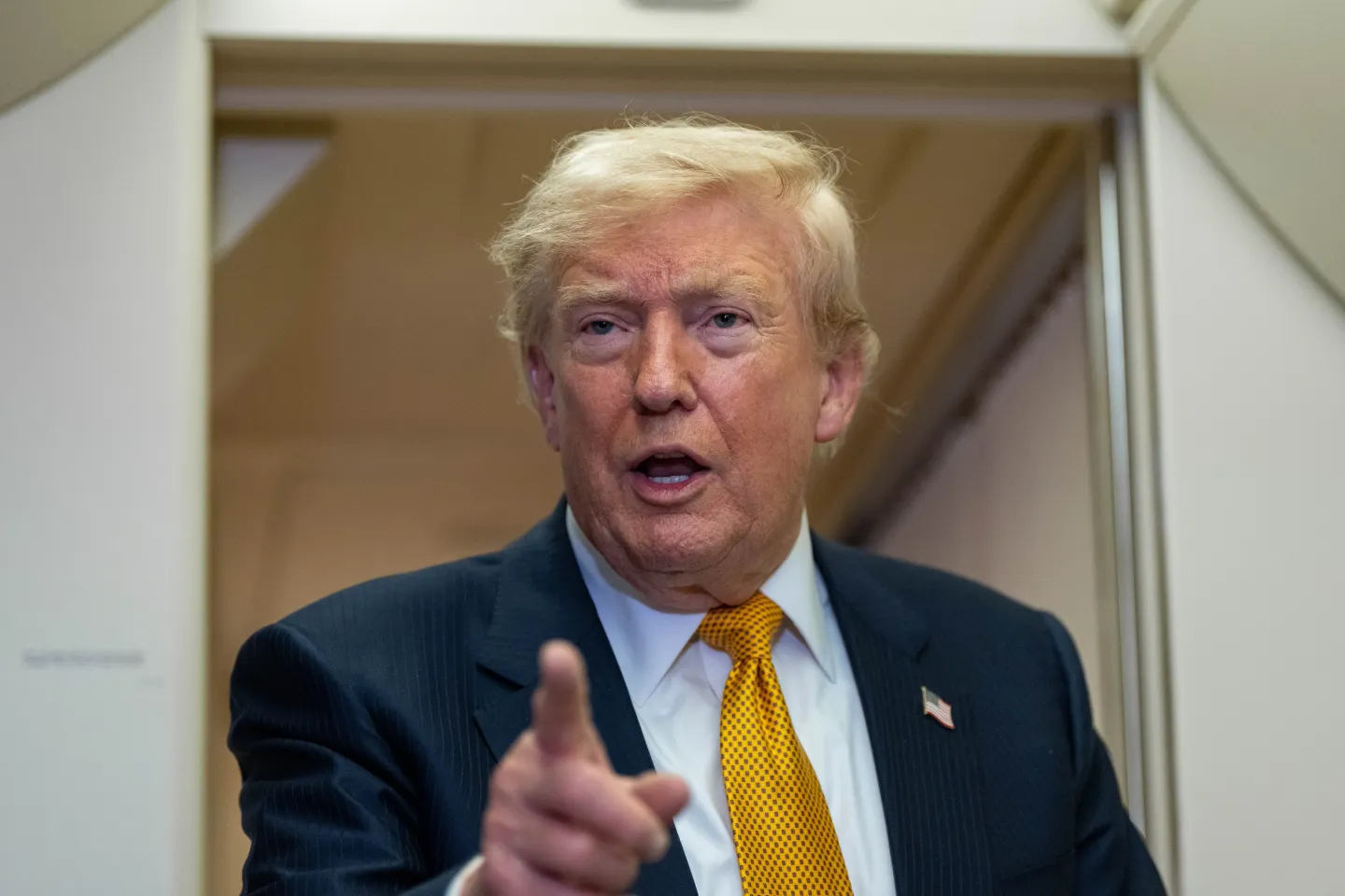 Scandal uriaș în jurul lui Trump! Companiile plătesc până la 100.000 $ ca să-i vadă primele mesajele