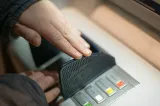 O nouă înșelăciune face victime în România. Cum funcționează „Metoda creditul”