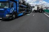 Accident pe drumul expres după o oprire de urgență. Un TIR a lovit două trailere încărcate cu mașini