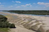 ntervenție crucială pe Dunăre pentru salvarea Cernavodă. ANAR: Fiecare barjă va fi scufundată în 3-4 ore