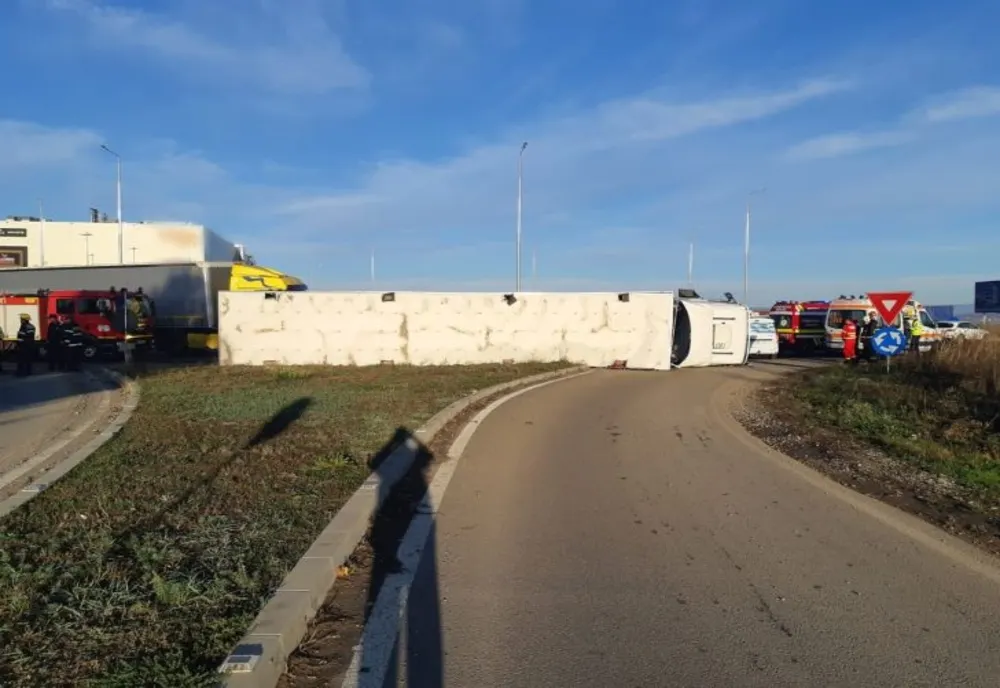Ploieşti: Camion încărcat cu porci, răsturnat în giratoriul de la Carrefour!