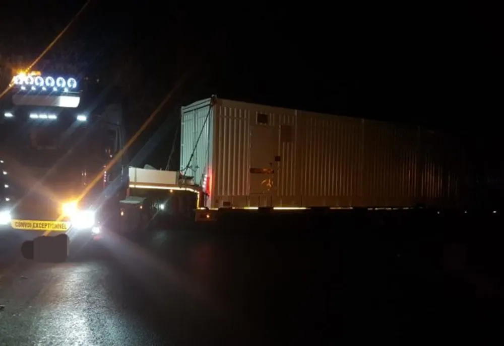 FOTO Trafic blocat pe DN1 A de un transport agabaritic!