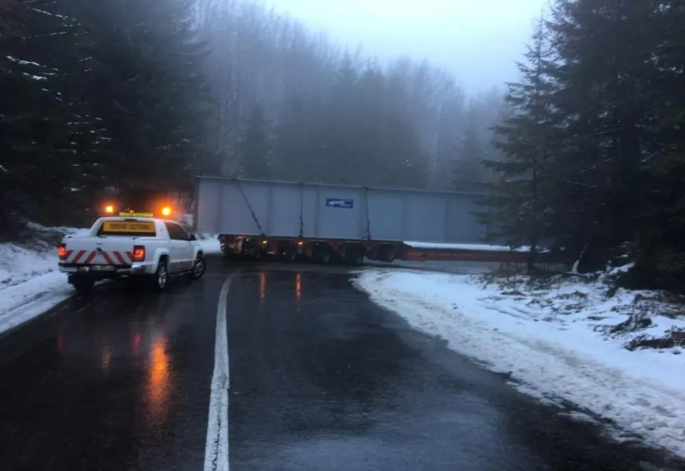 FOTO Trafic blocat pe DN1A, la Cheia din cauza unul transport agabaritic