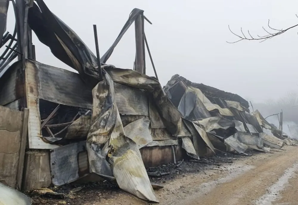 FOTO Noi imagini cu incendiul de la Urlaţi