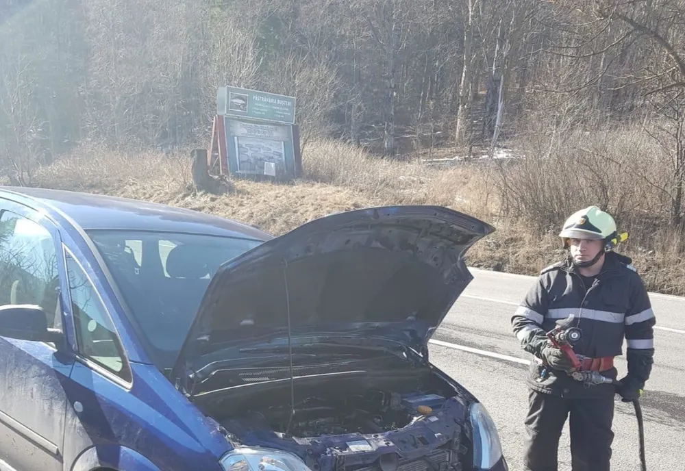Autoturism cuprins de flăcări pe DN1, la Sinaia
