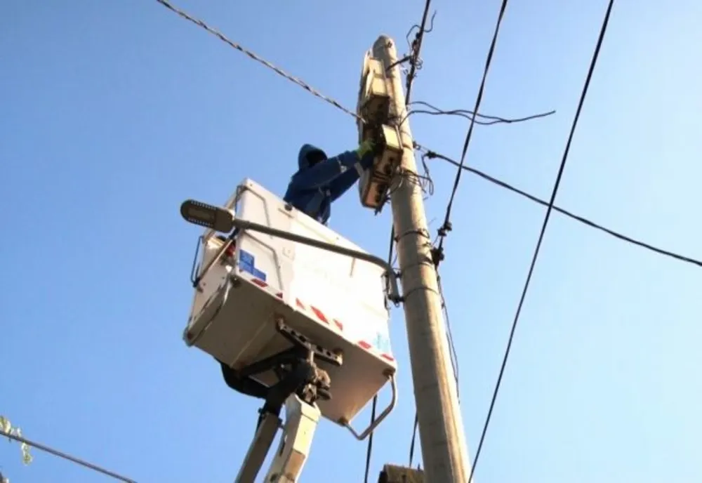 COD ROŞU de vânt în Prahova: 2257 de locuinţe fără curent electric!