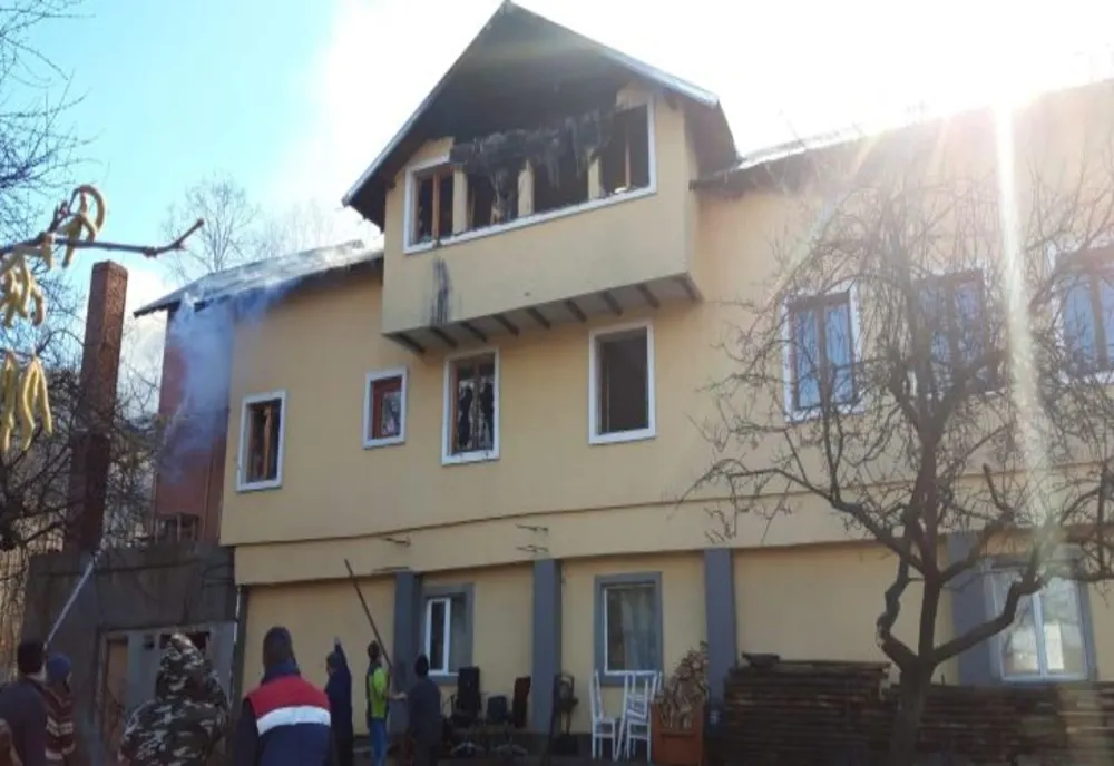 FOTO/ VIDEO Incendiu la casa parohială a bisericii vechi din Valea Screzii