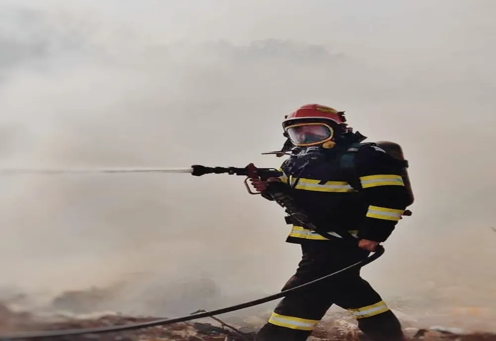 Incendiu puternic la Mănești în Prahova. Ard 300 de baloți de baie și două utilaje agricole