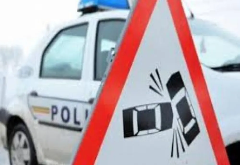 Accident pe DN1D, în Prahova. Un bărbat a intrat cu mașina într-un pom