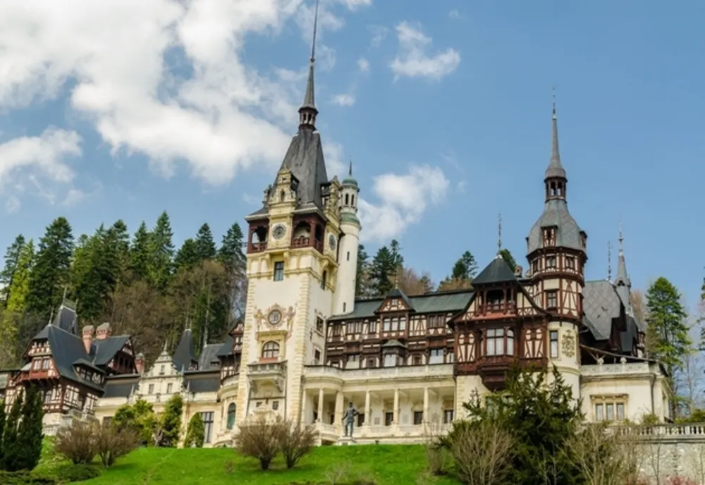 Muzeul Peleş din Sinaia se redeschide pentru public