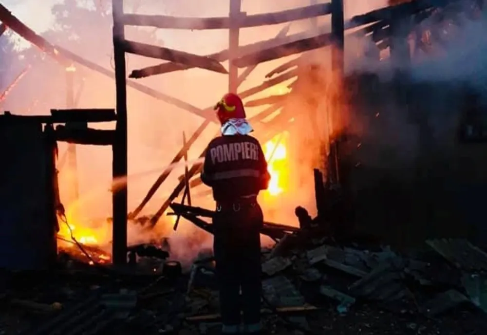 Incendiu violent la o vilă din Comarnic. S-a extins şi la un service auto!