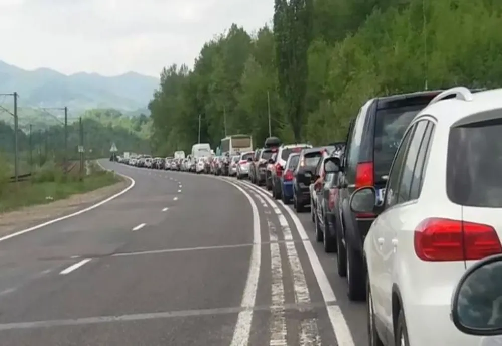 Accident rutier miercuri seară, pe DN 1, la Azuga. Au fost implicate mai multe autovehicule, inclusiv un autobuz cu pasageri