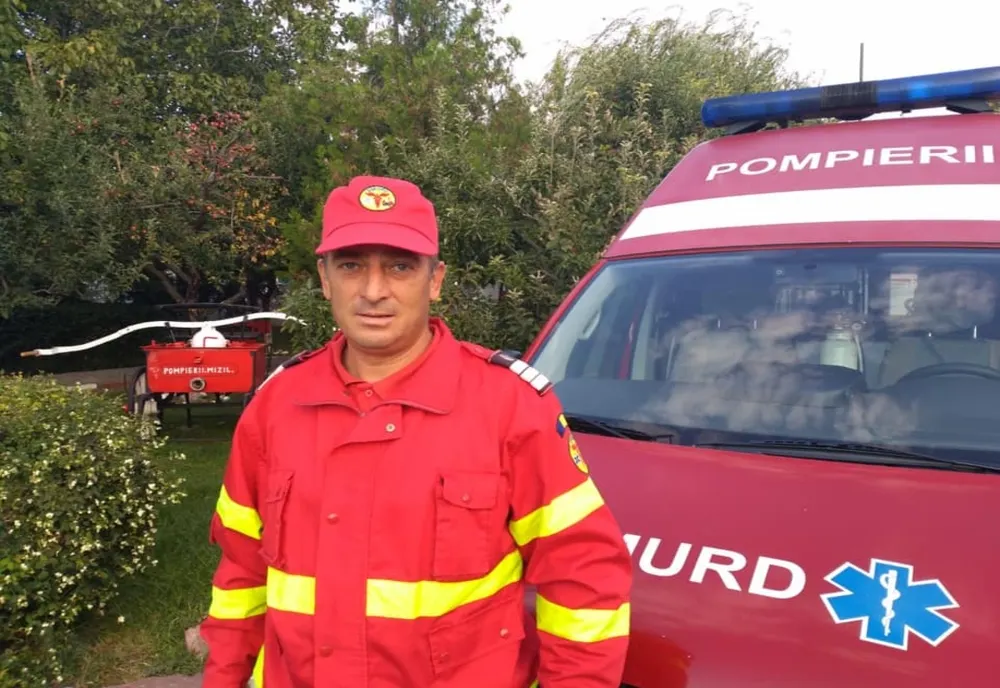 Un pompier a reușit salvarea unui bebeluș de un an, înecat cu alimente