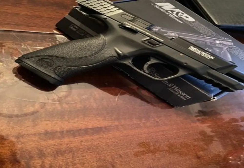 Pistol comercializat la colț de stradă, confiscat de polițiștii prahoveni